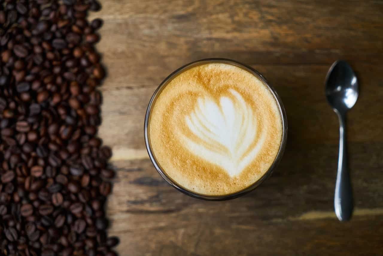 Persona disfrutando café en la naturaleza estilo de vida
